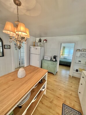 3 bedrooms, free WiFi - 2 BEDROOM 1 BATH.  SHORT WALK TO A LARGE SANDY BEACH. (Sebago)