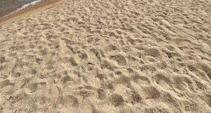 2 BEDROOM 1 BATH. SHORT WALK TO A LARGE SANDY BEACH.