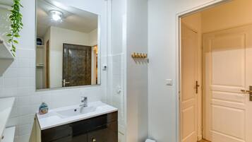 Ducha, secador de pelo, toallas