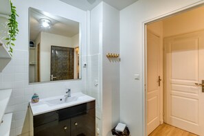 Douche, sèche-cheveux, serviettes fournies