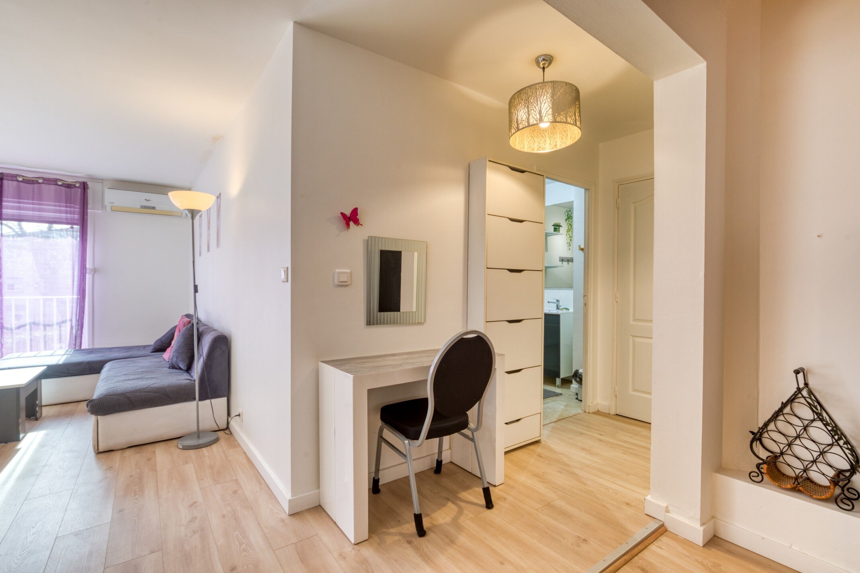 Tabla de planchar con plancha, wifi y ropa de cama 