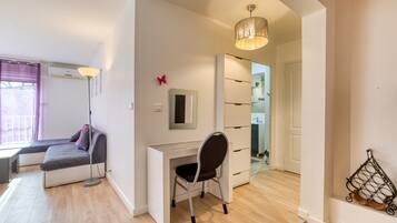 Tabla de planchar con plancha, wifi y ropa de cama