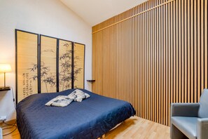 Tabla de planchar con plancha, wifi y ropa de cama 