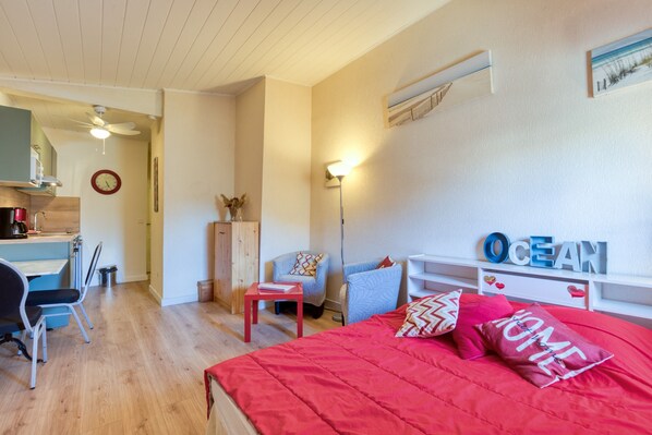 Iron/ironing board, WiFi, bed sheets