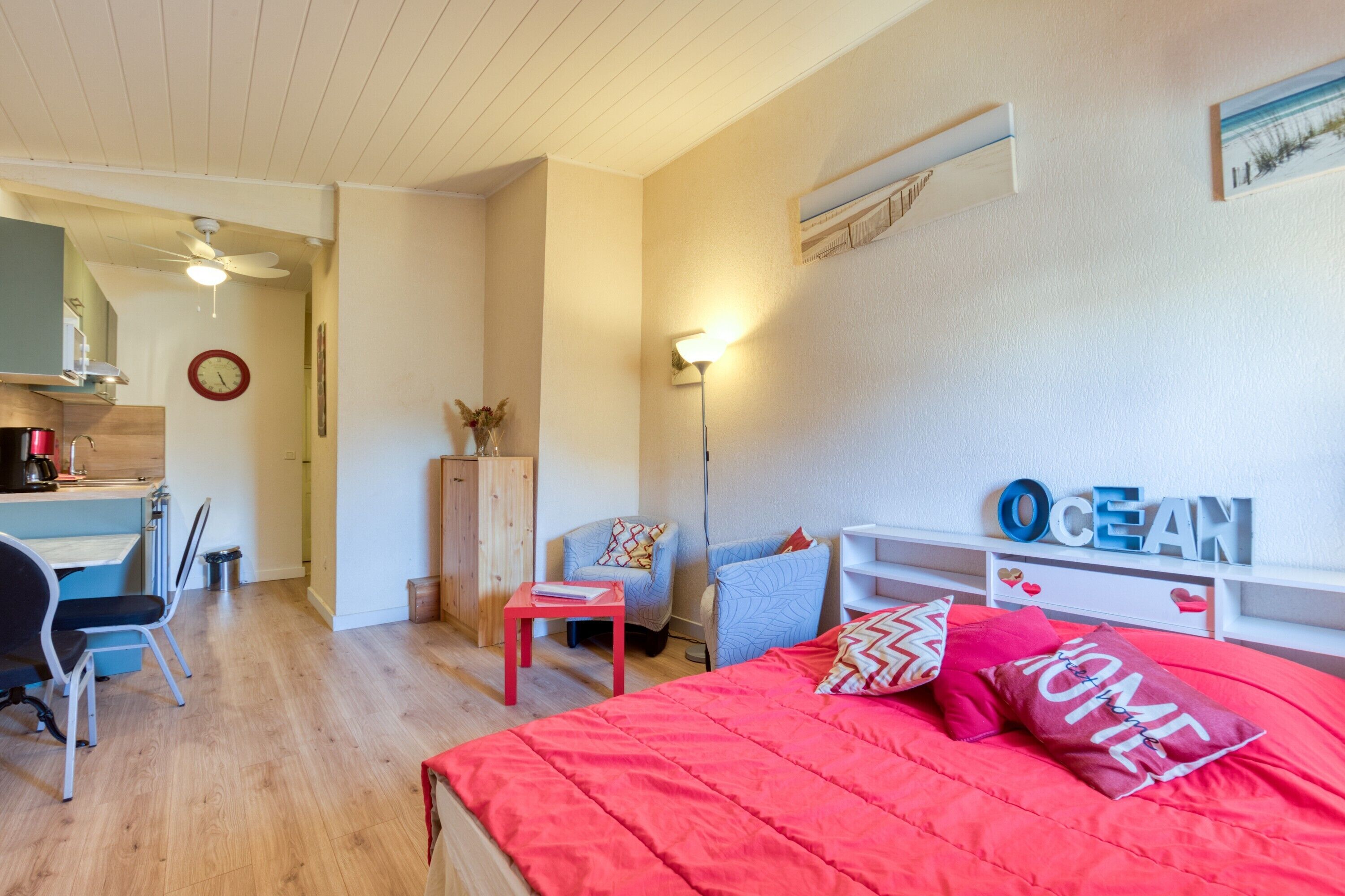 Tabla de planchar con plancha, wifi y ropa de cama 