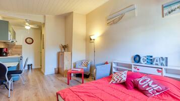 Tabla de planchar con plancha, wifi y ropa de cama