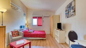 Iron/ironing board, WiFi, bed sheets