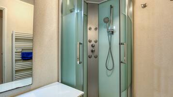 Bruser, hårtørrer, håndklæder