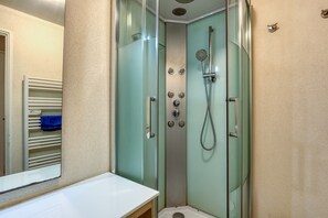 Shower, hair dryer, towels