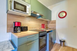 Kühlschrank, Mikrowelle, Ofen, Herdplatte