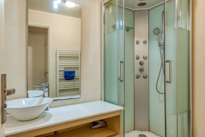 Een douche, een haardroger, handdoeken