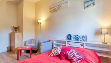 Tabla de planchar con plancha, wifi y ropa de cama