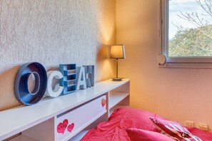 Tabla de planchar con plancha, wifi, ropa de cama