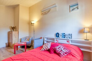 Tabla de planchar con plancha, wifi, ropa de cama