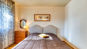 Tabla de planchar con plancha, wifi y ropa de cama