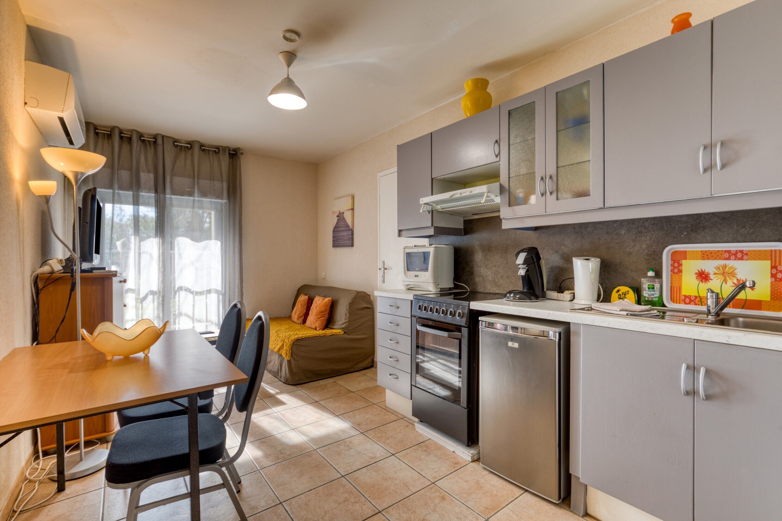 Refrigerador, microondas, horno, placa de cocina