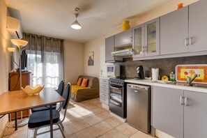 Kylskåp, mikrovågsugn, ugn och spishäll