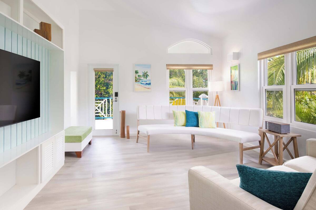 Suite estudio, balcón | Área de sala de estar