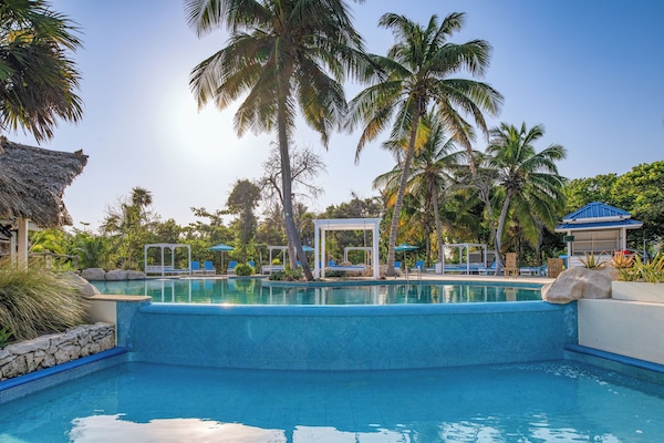 2 albercas al aire libre y camas balinesas gratuitas