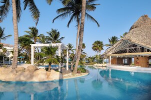 2 piscinas al aire libre, camas de piscina gratis, sombrillas