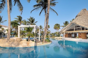 Alberca al aire libre y camas balinesas (con cargo)