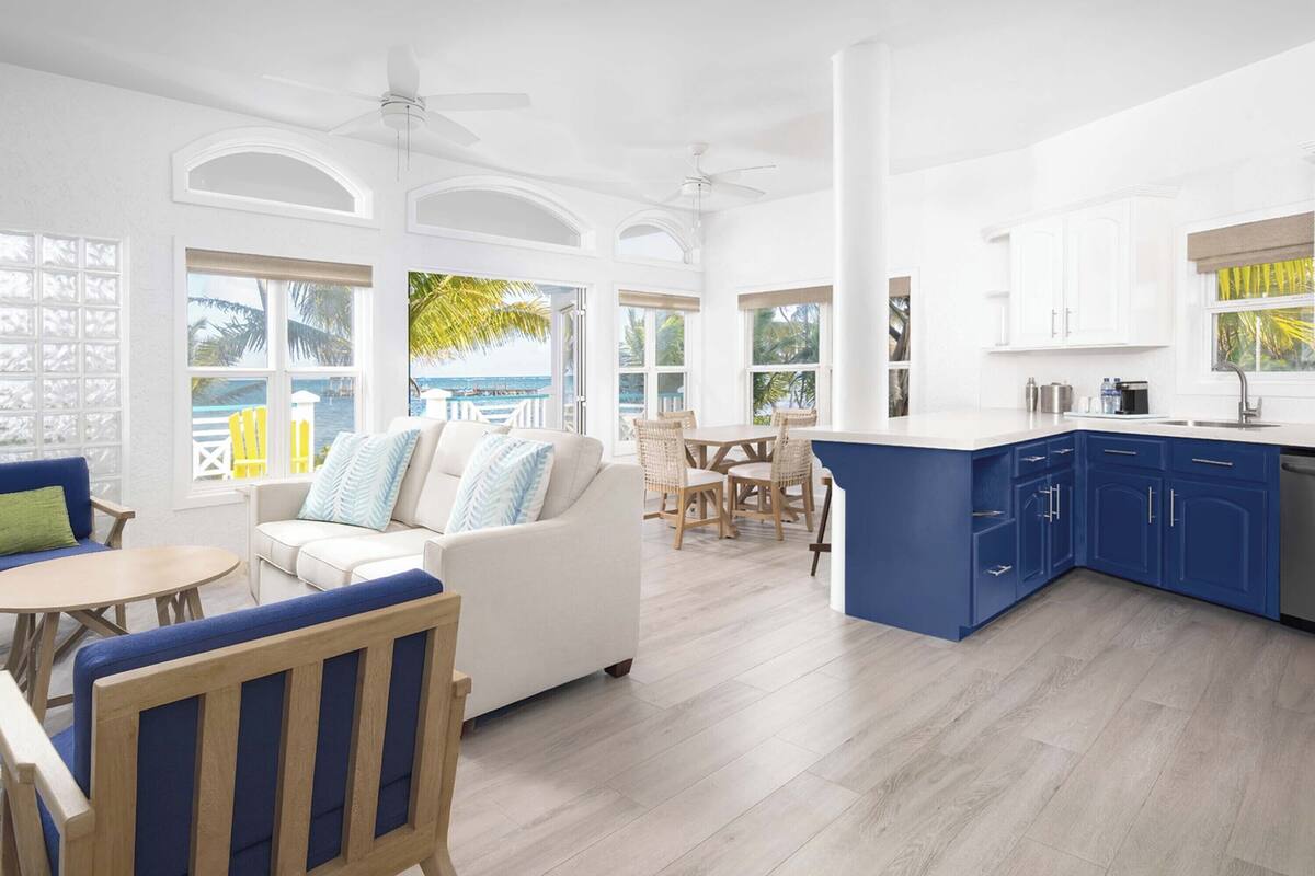 Suite, 2 habitaciones, balcón, vista al océano | Área de sala de estar