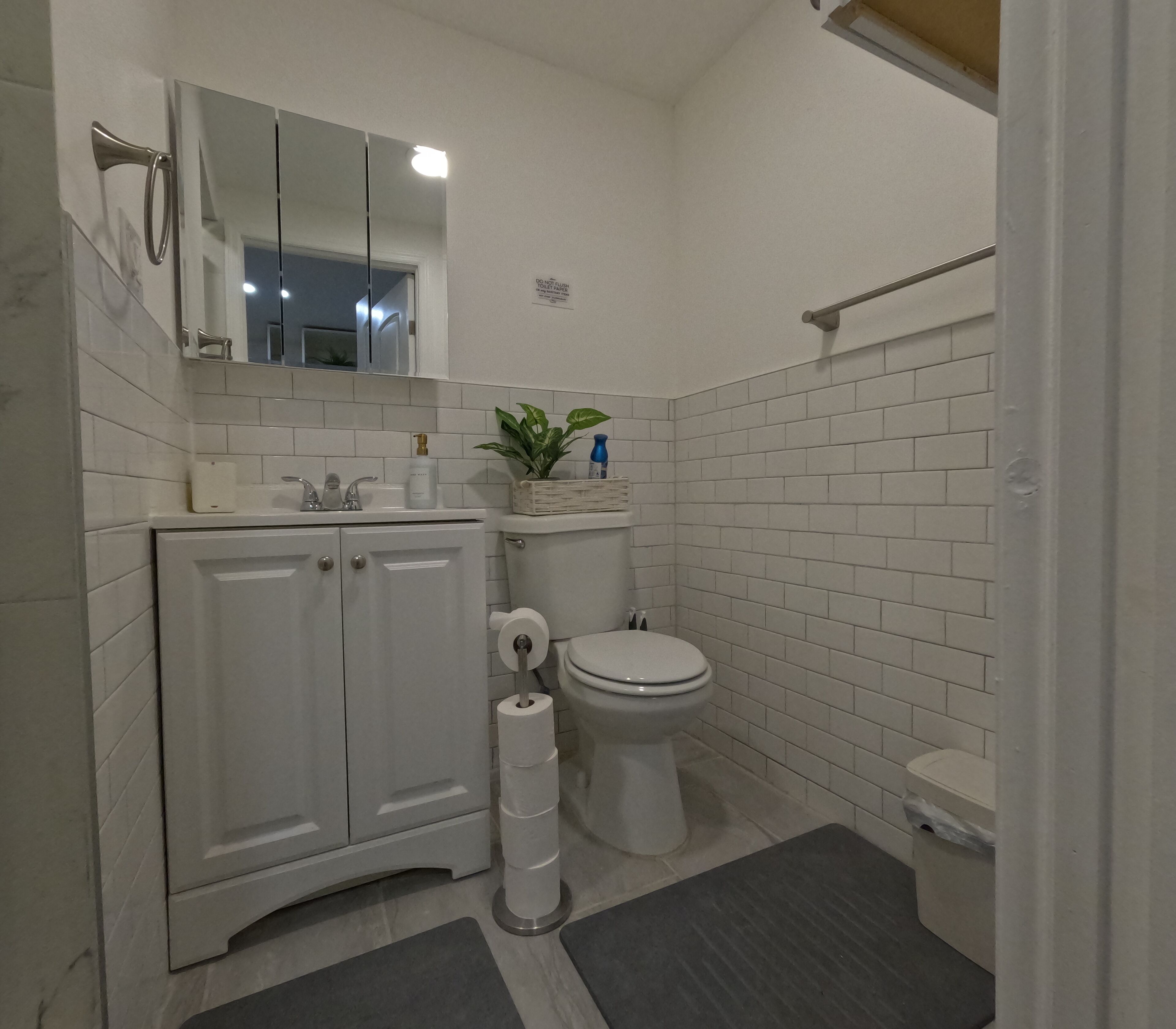 Ein modernes Badezimmer mit Toilette, Waschbecken und Schrank.