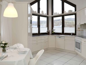 Fridge, microwave, oven, stovetop - Apartment 'Fewo Wrede am Sauerland-Radring' with Mountain Views, Private Terrace & Wi-Fi (Eslohe)