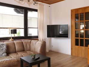 TV, fireplace - Apartment 'Fewo Wrede am Sauerland-Radring' with Mountain Views, Private Terrace & Wi-Fi (Eslohe)