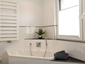 Shower, hair dryer, towels - Apartment 'Fewo Wrede am Sauerland-Radring' with Mountain Views, Private Terrace & Wi-Fi (Eslohe)