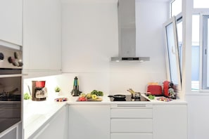 Wasserkocher mit Kaffee-/Teezubehör, Kühlschrank, Mikrowelle