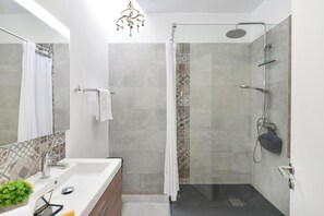 Dusche, Haartrockner, Handtücher
