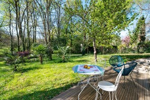 Outdoor dining - Guest Room – At the Pigeonnier of Villa Lamoure (Villaudric)