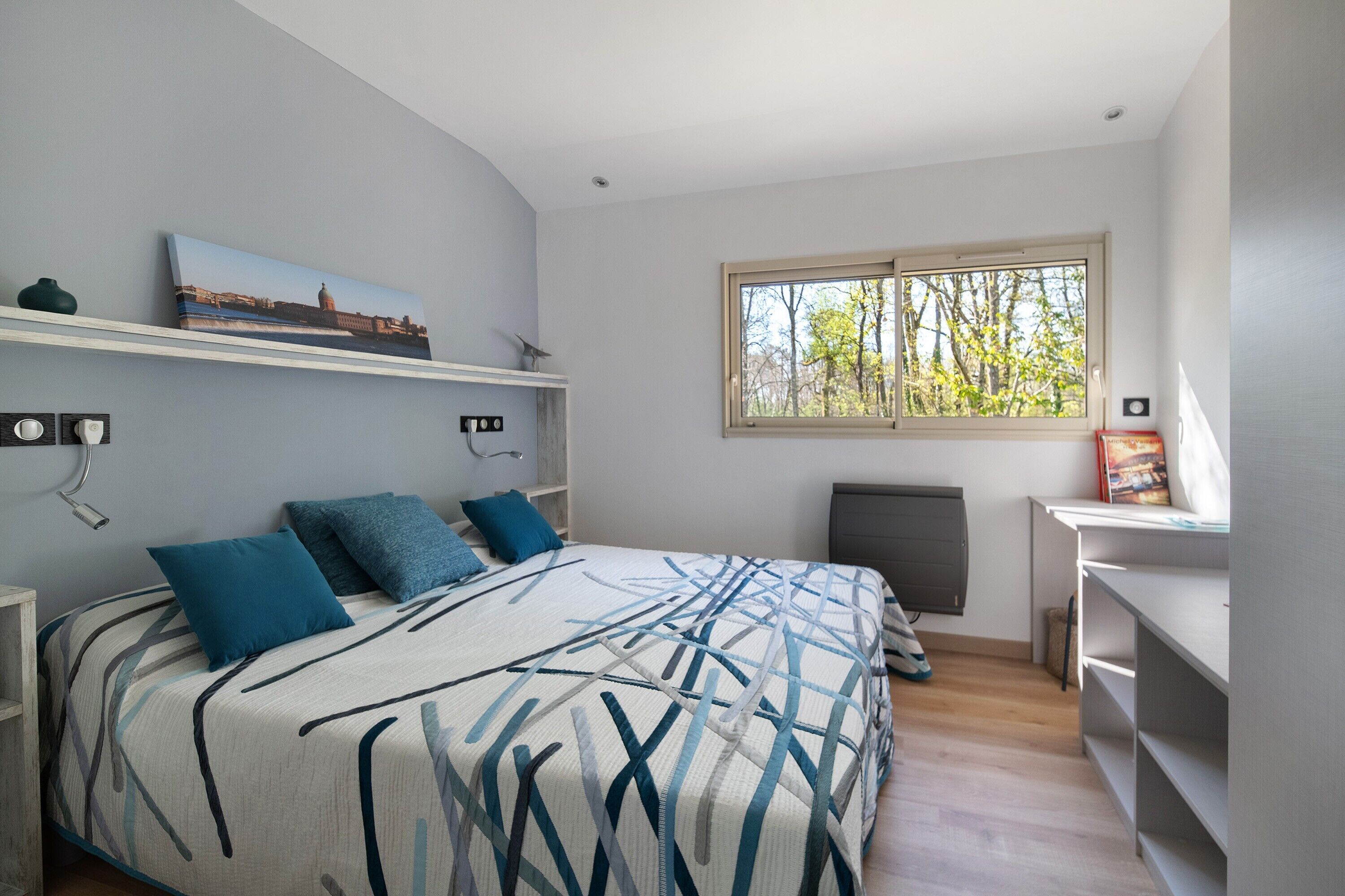 Een strijkplank/strijkijzer, wifi, beddengoed