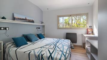 Een strijkplank/strijkijzer, wifi, beddengoed