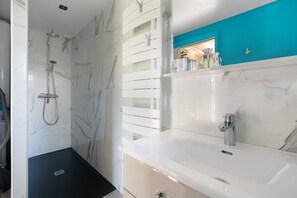 Shower, hair dryer, towels