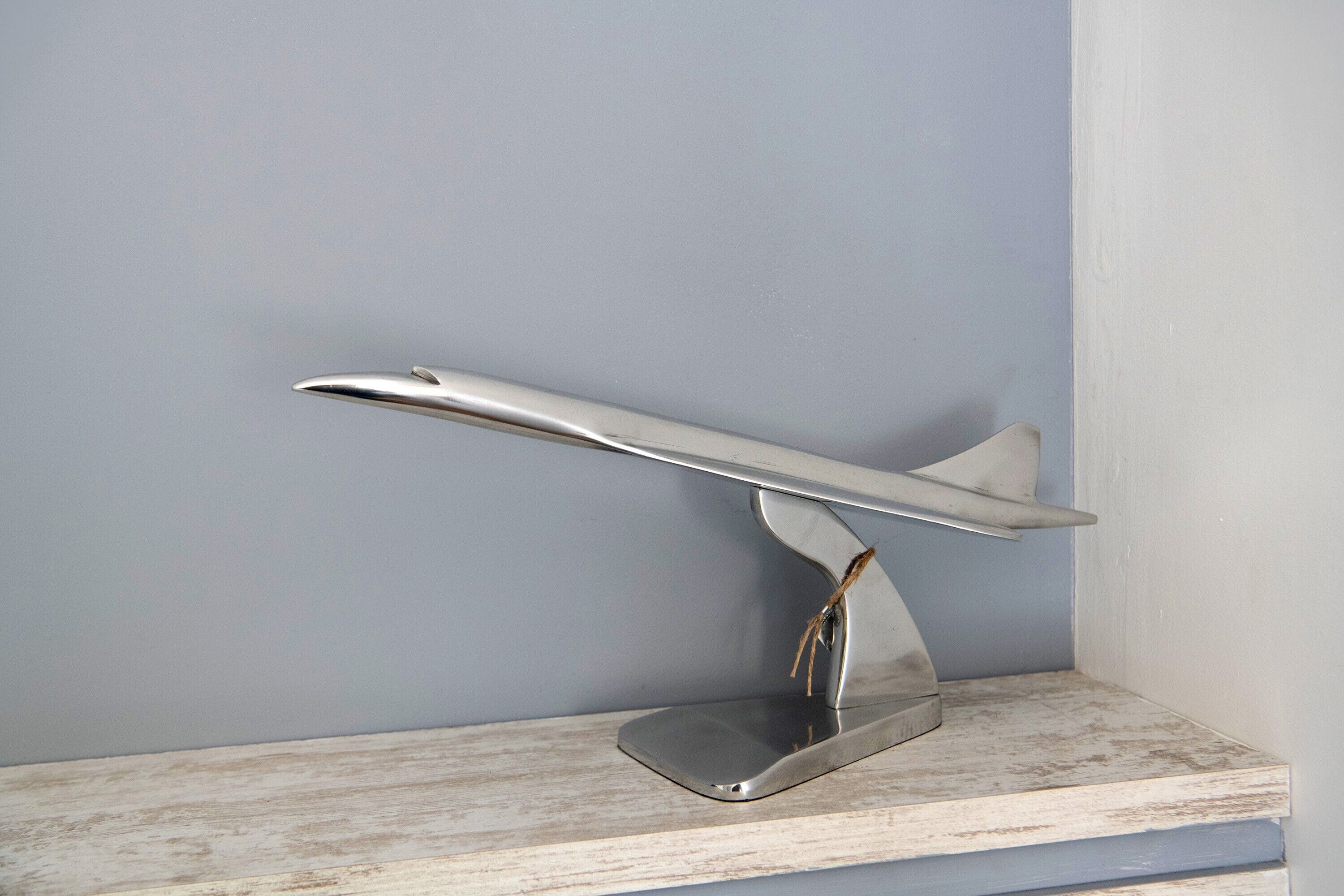 Une lampe de bureau métallique à abat-jour incurvé, au design moderne et élégant.