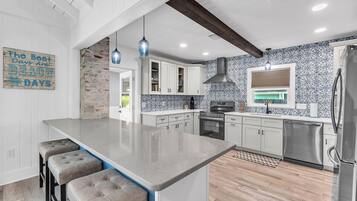 House, Multiple Beds (Curvy Coco) | Private kitchen | Oven, toaster