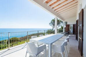 Outdoor dining - Can Ferrando House with Sea Views, Wi-Fi and Air Conditioning (Cala Santanyi - Santanyi)