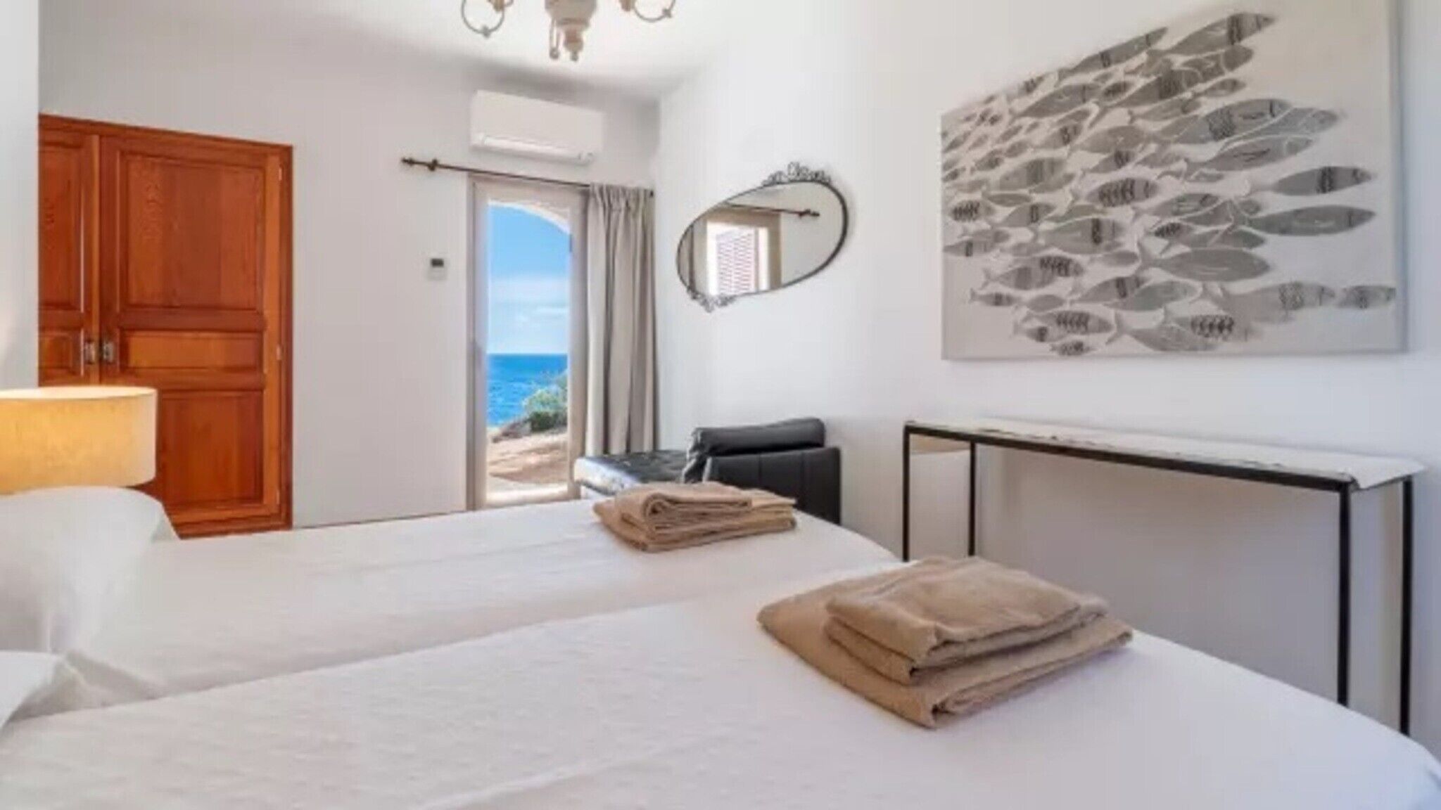 Een strijkplank/strijkijzer, wifi, beddengoed