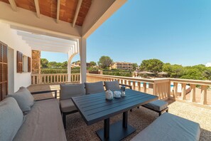 Outdoor dining - Country House 'Can Ferrando' with Sea Views, Wi-Fi and Air Conditioning (Cala Santanyi - Santanyi)