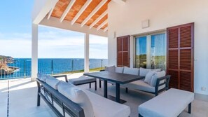 Outdoor dining - Country House 'Can Ferrando' with Sea Views, Wi-Fi and Air Conditioning (Cala Santanyi - Santanyi)