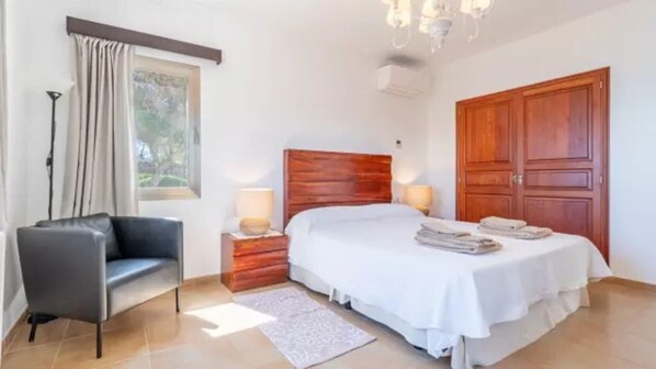 Room - Country House 'Can Ferrando' with Sea Views, Wi-Fi and Air Conditioning (Cala Santanyi - Santanyi)
