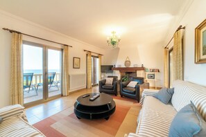 TV, fireplace - Country House 'Can Ferrando' with Sea Views, Wi-Fi and Air Conditioning (Cala Santanyi - Santanyi)