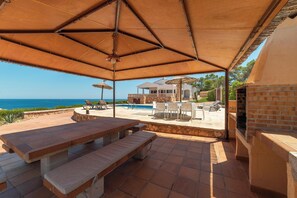 Outdoor dining - Country House 'Can Ferrando' with Sea Views, Wi-Fi and Air Conditioning (Cala Santanyi - Santanyi)