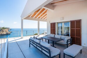 Outdoor dining - Country House 'Can Ferrando' with Sea Views, Wi-Fi, and Air Conditioning (Cala Santanyi - Santanyi)