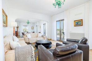 TV, fireplace - Can Ferrando House with Sea Views, Wi-Fi and Air Conditioning (Cala Santanyi - Santanyi)