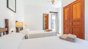 Iron/ironing board, WiFi, bed sheets - Country House 'Can Ferrando' with Sea Views, Wi-Fi and Air Conditioning (Cala Santanyi - Santanyi)