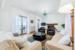 TV, fireplace - Country House 'Can Ferrando' with Sea Views, Wi-Fi, and Air Conditioning (Cala Santanyi - Santanyi)