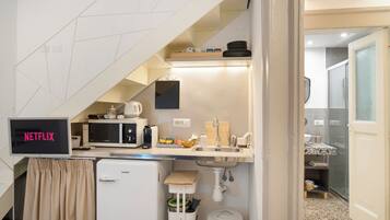 Frigorifero, microonde, piano cottura, macchina per tè/caffè